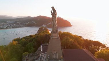 San Sebastian 'ın güzel sahil manzarası gün batımında, Bask ülkesi, İspanya. İsa 'nın heykeli üzerinde uçarken muhteşem Biscay Körfezi, Donostia' yı gözleyin. Yörünge atışı