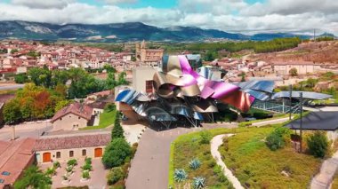 İspanya 'nın Bask Bölgesi' ndeki Elciego Ortaçağ kasabasındaki Bodegas Marques de Riscal şaraphanesinin hava manzarası. Birinci sınıf şaraplar ve bir otelin gelecekteki mimarisi ile ünlü bir şaraphane. 