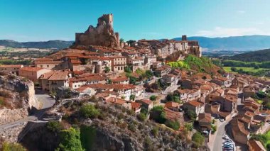 Ortaçağ köyü Frias, Burgos, Castilla Leon, kuzey İspanya 'nın havadan görünüşü. Manzaralı kırsal manzarayla çevrili tarihi bir şatosu olan pitoresk taş bir köy.