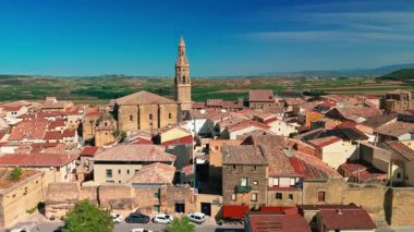 La Rioja, İspanya 'daki ortaçağ tepe kasabası Briones' un havadan görünüşü. İspanya 'nın La Rioja kentindeki Briones köyünün tarihi binaları