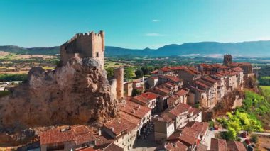 Ortaçağ köyü Frias, Burgos, Castilla Leon, kuzey İspanya 'nın havadan görünüşü. Manzaralı kırsal manzarayla çevrili tarihi bir şatosu olan pitoresk taş bir köy.