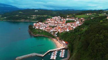 İspanya 'nın kuzeyinde, Alacakaranlık' taki Asturias bölgesindeki büyüleyici balıkçı köyü Lastres 'in hava manzarası. Biscay Körfezi 'ne bakan bir yamaçta kurulmuş güzel bir sahil kasabası..