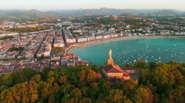 San Sebastian 'ın güzel sahil manzarası gün batımında, Bask ülkesi, İspanya. İsa 'nın heykeli üzerinde uçarken muhteşem Biscay Körfezi, Donostia' yı gözleyin. Yörünge atışı