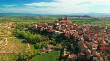 İspanya 'nın La Rioja kentindeki ortaçağ tepe kasabası San Vicente de la Sonsierra' nın hava manzarası. San Vicente de Sonsierra, La Rioja, İspanya 'nın tarihi binaları 