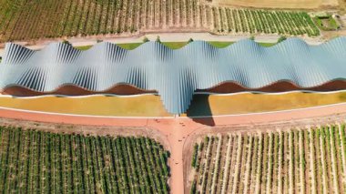 Laguardia, Bask ülkesi İspanya yakınlarındaki ünlü Bodegas Ysios 'un hava manzarası. Alava, Bask Bölgesi 'nde Ysios şaraphanesi. İspanya, La Guardia 'daki modern şarap imalathanesi Ysios' un manzarası