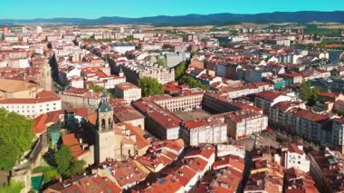 Vitoria-Gasteiz şehir manzarası, Bask Ülkesi, İspanya. Resimli Plaza Virgen Blanca Meydanı. Eski şehrin tarihi binaları güneşli bir yaz gününde ele geçirildi..
