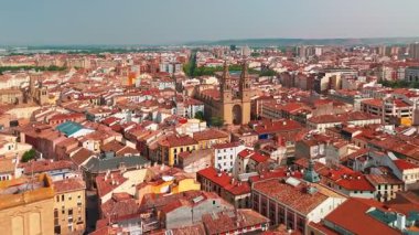 La Rioja, İspanya 'daki Logrono şehrinin havadan görünüşü. Ortaçağ 'ın eski merkezi, tarihi katedrali ve Ebro Nehri' nin bulunduğu yaz şehri.