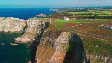 Atlantik Okyanusu kıyısındaki yüksek uçurumlardaki Cabo Penas Deniz Feneri 'nin hava manzarası, Asturias, kuzey İspanya