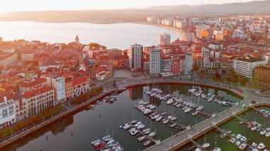 Gündoğumunda Gijon 'un eski kasabasının havadan görünüşü, Asturias, İspanya. Güzel şehir merkezi sabah ışığında yıkandı. Cantabrian Denizi kıyısındaki sahil beldesinin manzarası.