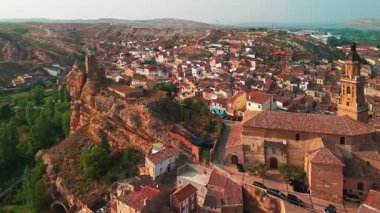 İspanya, La Rioja, Logrono yakınlarındaki Autol köyünün Picuezos Park 'taki eşsiz kaya oluşumlarıyla bilinen hava manzarası.
