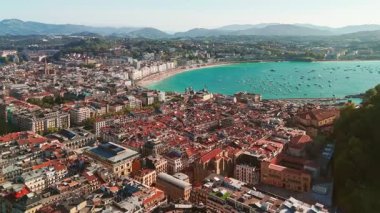 Donostia 'nın havadan görünüşü - San Sebastian şehri yazın İspanya' nın Bask ülkesinde. Kuzey İspanya 'da güzel bir seyahat yeri