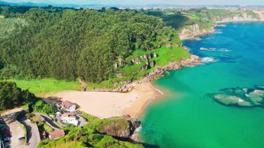 Gijon, Asturias yakınlarındaki inanılmaz Playa de La Nora plajı, kuzey İspanya. Asturias 'ın Cantabrian Denizi kıyısı boyunca turkuaz deniz suyuyla cennet gibi beyaz kumsal manzarası..