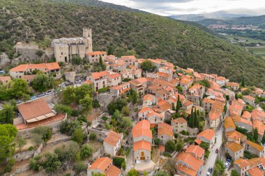 Fransa 'nın en güzel köylerinden biri ve popüler bir turizm beldesi olan Fransa' nın Pyrenees dağlarındaki ortaçağ tepe kasabası Eus 'un hava manzarası.