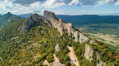 Güney Fransa 'daki Aude Bölümü' ndeki Peyrepertuse Ortaçağ Şatosu 'nun havadan görünüşü. Fransız Pireneleri 'nde bulunan muhteşem tarihi şatonun kalıntıları.