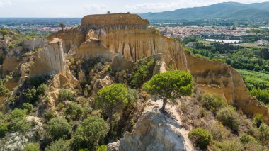 Les Orgues Ille sur Tet, Pyrenees Orientales, Languedoc Roussillon, Fransa 'da jeolojik alan. Ille sur Tet 'in ya da peri bacalarının havadan görünüşü.