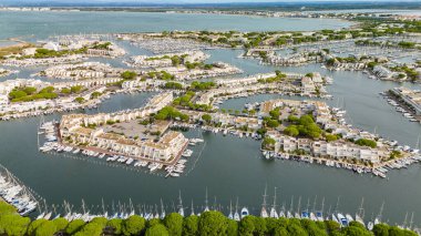 Fransa 'nın güneyindeki Le Grau-du-Roi limanının hava manzarası. Fransız Akdeniz kıyısındaki güzel marina. Fransız Rivierası 'nda lüks bir gayrimenkul..