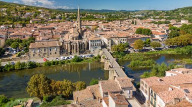 Saint Martin Kilisesi ve Pont Neuf Köprüsü Fransa 'nın güneyindeki Limoux kasabasında Aude Nehri üzerinde