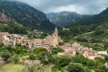 Valdemossa, Mallorca 'daki Saint Bartholomew Kilisesi, Balearic Adaları, İspanya. Esglesia de Sant Bartomeu, Mayorka adasının güzel dağ manzarasına karşı durmaktadır.