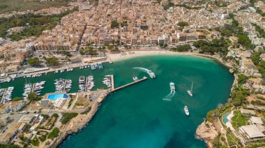İspanya 'nın Balearic Adaları, Mallorca kentindeki Porto Cristo tatil beldesinin hava manzarası. Akdeniz 'de lüks villaları, doğal bir limanı ve yatları olan Cala Manacor Körfezi' ndeki sahil kasabası.
