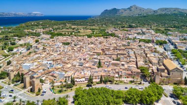 İspanya 'nın Balear Adaları' ndaki güneşli bir günde Mallorca 'nın güzel Alcudia kasabasının hava manzarası. Büyüleyici ortaçağ duvarlı kasabası Mayorka adasında
