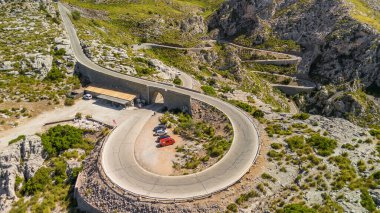 İspanya 'nın Balearic Adaları, Mallorca' daki ünlü Sa Calobra Yolu 'nun çarpıcı manzarası. Majorca adasındaki Tramuntana Dağları 'nda dolambaçlı, manzaralı bir yol. Ünlü Nus de sa Corbata