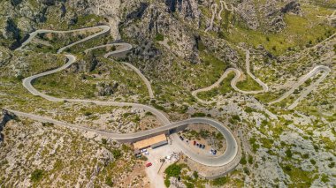 İspanya 'nın Balearic Adaları, Mallorca' daki ünlü Sa Calobra Yolu 'nun çarpıcı manzarası. Majorca adasındaki Tramuntana Dağları 'nda dolambaçlı, manzaralı bir yol. Ünlü Nus de sa Corbata