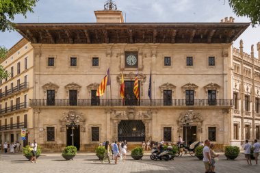 Palma, İspanya - 8 Haziran 2024: Ajuntament 'in tarihi binası veya Balear Adaları' nın başkenti Palma de Mallorca belediye binası. Büyük saati olan eski bir bina.