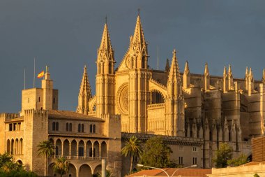 Gün batımında Santa Maria Katedrali, Palma de Mallorca, Mallorca, Balear Adaları, İspanya. Majorca adasındaki tarihi Katedral binasının güzel manzarası.