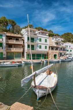 İspanya 'nın Balear Adaları, Mallorca, Santanyi yakınlarındaki Cala Figuera adlı büyüleyici bir balıkçı köyü. Küçük yelkenli tekneleri ve geleneksel Akdeniz tarzı binaları olan pitoresk dar bir deniz koy..