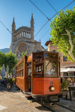 Soller, İspanya - 14 Haziran 2024: Esglesia de Sant Bartomeu de Soller Kilisesi 'nden geçen tarihi klasik tramvay Soller, Mallorca, Balearic Adaları, İspanya.
