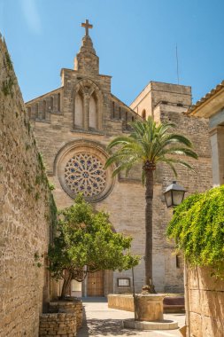 İspanya 'nın Balearic Adaları' nda güneşli bir günde Mallorca 'nın güzel Alcudia kasabasındaki St. Jaume kilisesi. Mayorka adasının simgeleri