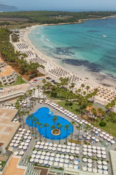 İspanya, Balearic Adaları, Mallorca 'daki Platja de sa Coma plajının havadan görüntüsü. Turkuaz suları olan büyüleyici beyaz kumsal yaz boyunca Mayorka adasında güzel bir tatil köyü ile çevrili..