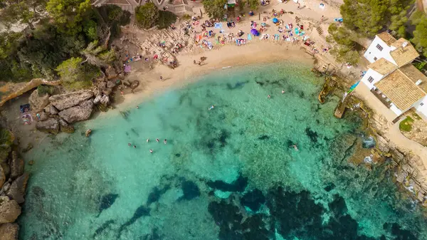 İspanya, Balearic Adaları, Mallorca 'daki Platja de Cala Gat plajının hava manzarası. Kristal berraklığında turkuaz suları olan sahili, Mayorka adasında popüler bir yaz tatili..