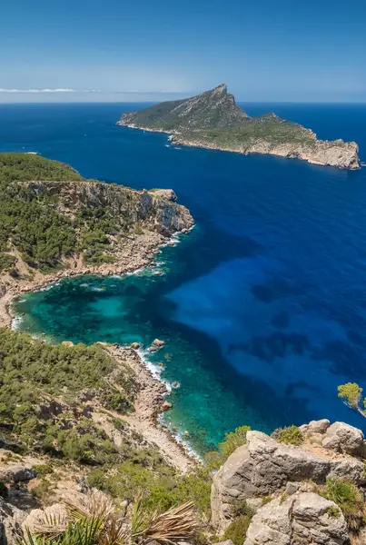 İspanya, Balearic Adaları, Mallorca 'daki Akdeniz kıyılarının inanılmaz manzarası. Kristal berraklığında turkuaz suları ve Dragonera Adası manzaralı, mükemmel bir yaz tatili mekanı.