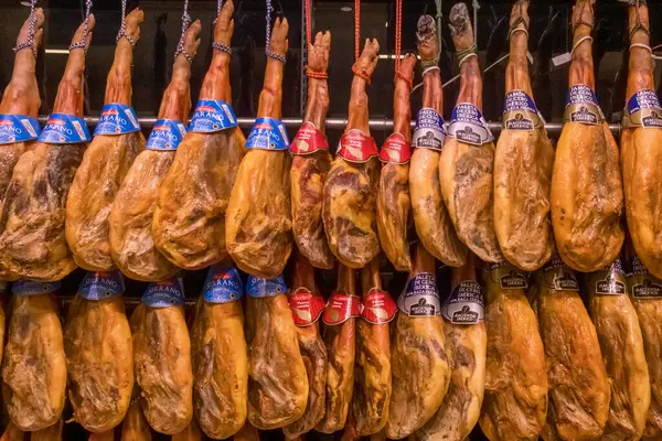 Palma, İspanya - 8 Haziran 2024: Geleneksel İspanyol jambonu Palma de Mallorca 'daki pazarda satılık.