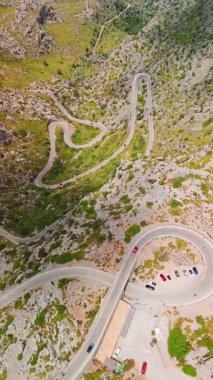 İspanya 'nın Balearic Adaları, Mallorca' daki ünlü Sa Calobra Yolu 'nun çarpıcı manzarası. Majorca adasındaki Tramuntana Dağları 'nda dolambaçlı, manzaralı bir yol. Ünlü Nus de sa Corbata