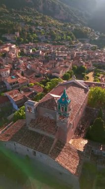 Mayorka 'daki tarihi Kartaca Manastırı Valldemossa' nın havadan görünüşü. Valldemossa Charterhouse, gün batımında, Mallorca, Balearic adaları, İspanya. Gün doğumunda Valldemossa 'nın güzel şehir manzarası