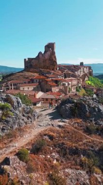 Ortaçağ köyü Frias, Burgos, Castilla Leon, kuzey İspanya 'nın havadan görünüşü. Manzaralı kırsal manzarayla çevrili tarihi bir şatosu olan pitoresk taş bir köy.