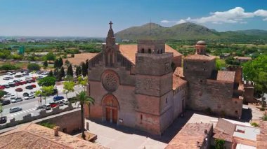 İspanya 'nın Balear Adaları' ndaki güneşli bir günde Mallorca 'nın güzel Alcudia kasabasının hava manzarası. St. Jaume 'un güzel kilisesi, Mayorka adasının simgeleri.