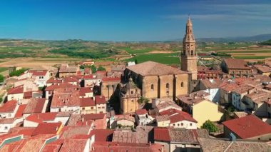 La Rioja, İspanya 'daki ortaçağ tepe kasabası Briones' un havadan görünüşü. İspanya 'nın La Rioja kentindeki Briones köyünün tarihi binaları