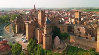 Kuzey İspanya, Navarre eyaletindeki Olite Kraliyet Sarayı 'nın hava manzarası. Ortaçağ tahkim edilmiş Navarre Kralları kalesi olan Olite şehrinin manzarası.