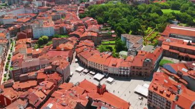 Güneşli bir günde Aviles 'in eski kasabasının havadan görünüşü, Asturias, kuzey İspanya. Tarihi binaların ve resimli sokakların yer aldığı şehir manzarası.