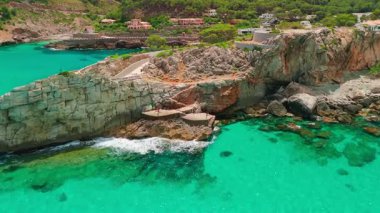 İspanya, Balearic Adaları, Mallorca 'daki Cala Sant Vicent tatil köyünün havadan görüntüsü. Turkuaz suları olan çarpıcı kumlu sahil, Mayorka adasında popüler bir tatil beldesi..