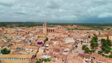 Mallorca, Balearic adalarındaki Sineu kasabasının hava manzarası, İspanya. Majorca adasındaki resim gibi ortaçağ kasabası..