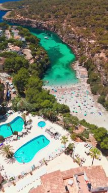 İspanya, Balear Adaları, Mallorca 'daki Cala Pi Körfezi' nin havadan görünüşü. Turkuaz su limanı ve beyaz kumsal sahili ile Akdeniz kıyılarını sersemletiyor. Mallorca seyahat noktaları
