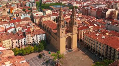 La Rioja, İspanya 'daki Logrono şehrinin havadan görünüşü. Ortaçağ 'ın eski merkezi, tarihi katedrali ve Ebro Nehri' nin bulunduğu yaz şehri.