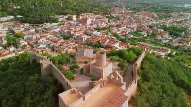 İspanya 'nın Balearic Adaları, Mallorca' daki küçük bir kasabanın üzerindeki Capdepera Ortaçağ Kalesi 'nin havadan görünüşü. Mayorka adasının simgeleri
