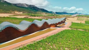 Laguardia, Bask ülkesi İspanya yakınlarındaki ünlü Bodegas Ysios 'un hava manzarası. Alava, Bask Bölgesi 'nde Ysios şaraphanesi. İspanya, La Guardia 'daki modern şarap imalathanesi Ysios' un manzarası