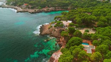 İspanya, Balearic Adaları, Mallorca 'daki Platja de Cala Gat plajının hava manzarası. Kristal berraklığında turkuaz suları olan sahili, Mayorka adasında popüler bir yaz tatili..