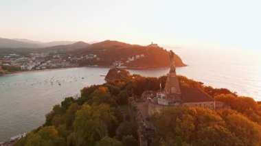 San Sebastian 'ın güzel sahil manzarası gün batımında, Bask ülkesi, İspanya. İsa 'nın heykeli üzerinde uçarken muhteşem Biscay Körfezi, Donostia' yı gözleyin. Yörünge atışı